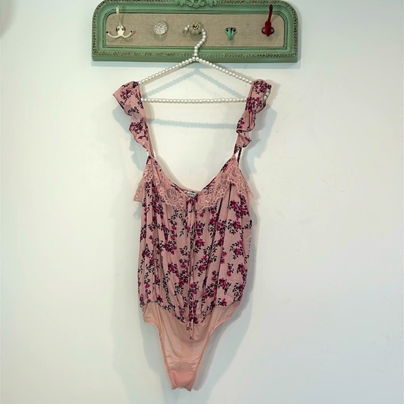 FREE PEOPLE Take It Away Pink Floral Thong Bodysuit size large women’s new w/tag - Picture 1 of 9